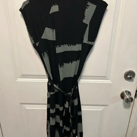 Black and Green Dress - Picture 5 of 5